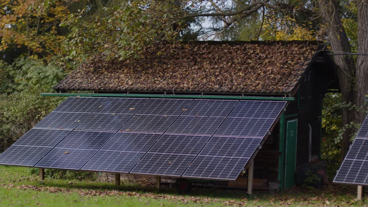 光伏系统安装在花园小屋视频素材