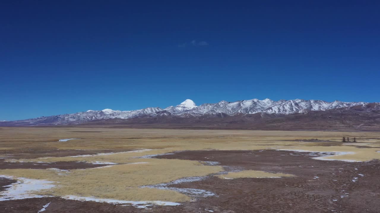 中国西藏雪山的航拍镜头。西藏的喜马拉雅山脉。视频素材