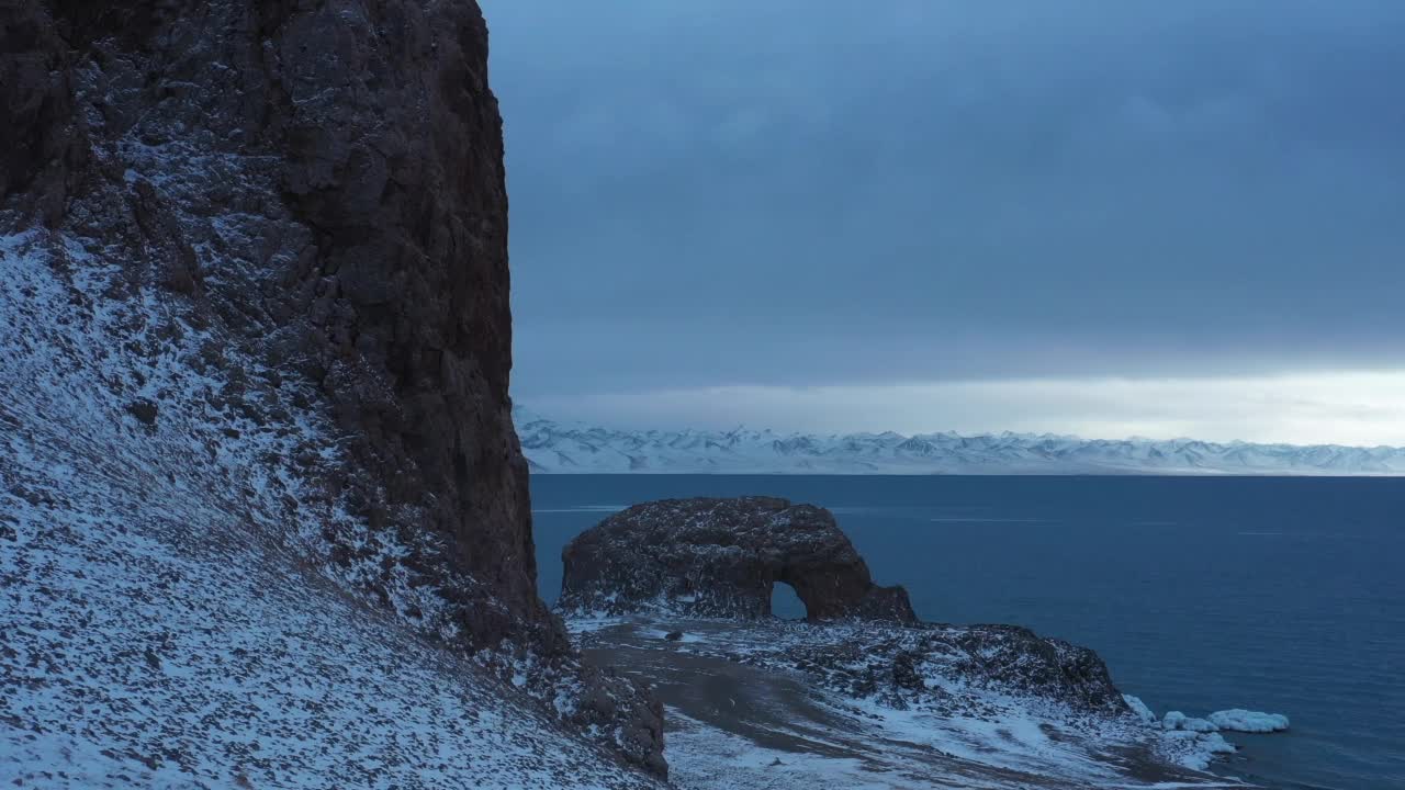 中国西藏的湖泊和雪山的航拍视频。视频素材