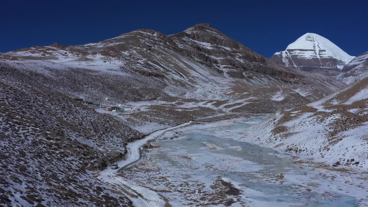 中国西藏雪山的航拍镜头。西藏的喜马拉雅山脉。视频素材