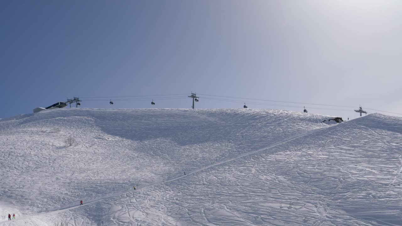 人们滑雪在雪山滑雪坡在冬天视频素材