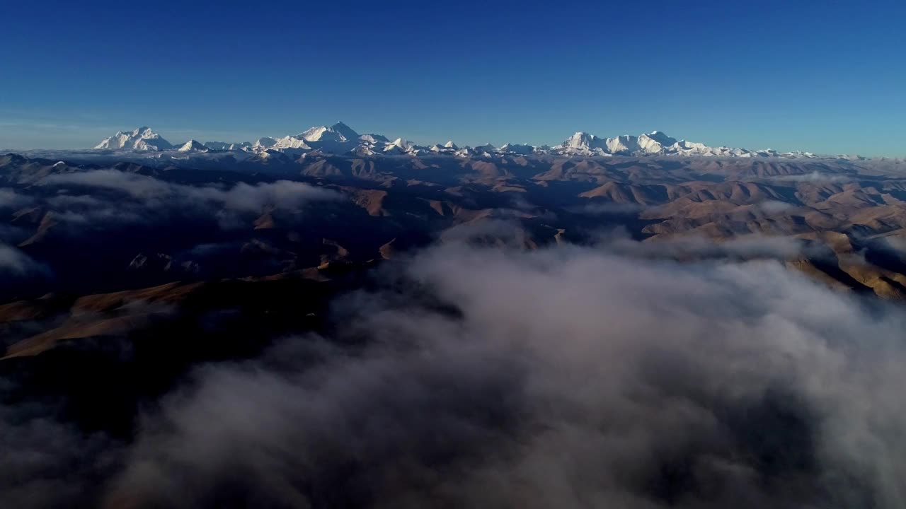 中国西藏雪山的航拍镜头。西藏的喜马拉雅山脉。视频素材