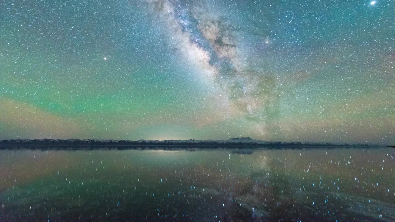 户外夜冒险，时间流逝视频星夜。视频素材