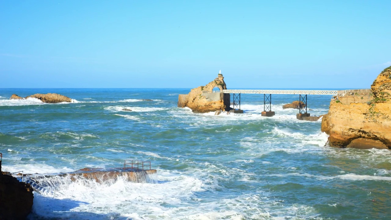 巴斯克海岸美丽的风景，巨大的海浪拍打着圣母号的岩石视频素材