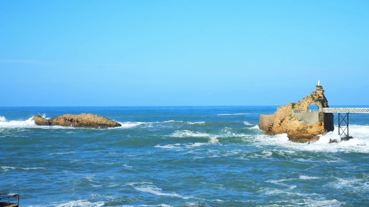 巴斯克海岸美丽的风景，巨大的海浪拍打着圣母号的岩石视频素材