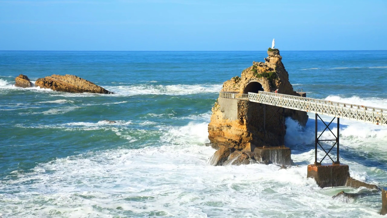 巴斯克海岸美丽的风景，巨大的海浪拍打着圣母号的岩石视频素材