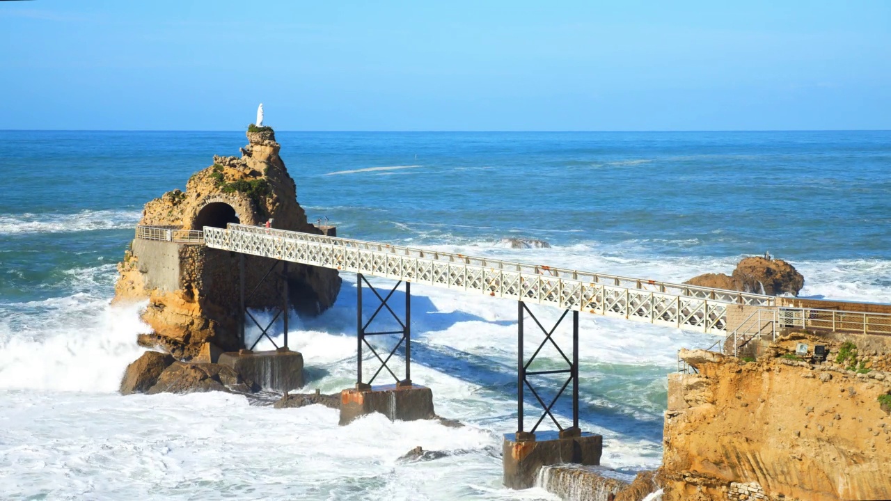 巴斯克海岸美丽的风景，巨大的海浪拍打着圣母号的岩石视频素材