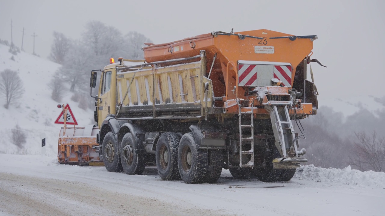 扫雪车准备清理雪场积雪覆盖的道路后，冬季暴雪，慢镜头视频素材