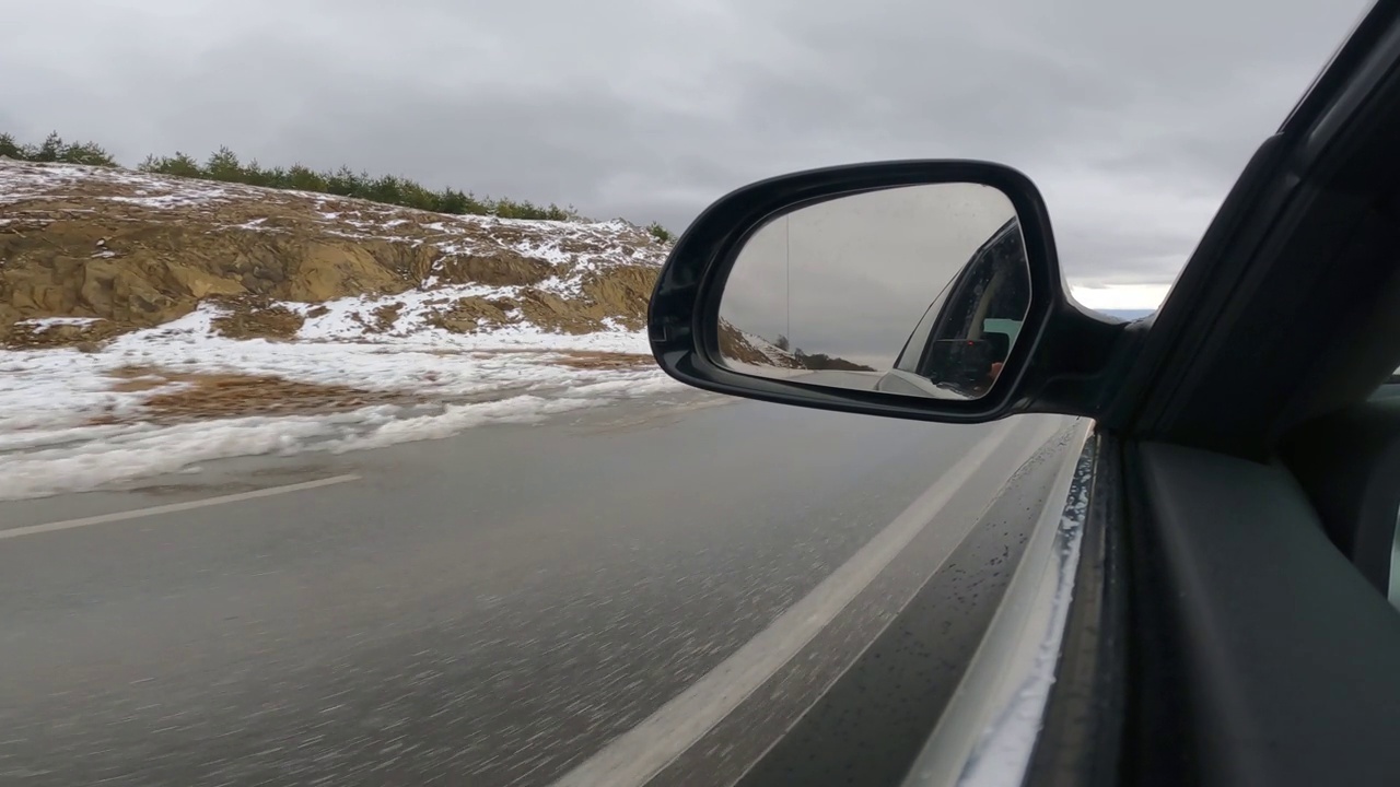 在冬天下雪的时候，一条道路被雪覆盖的风景，POV视频素材