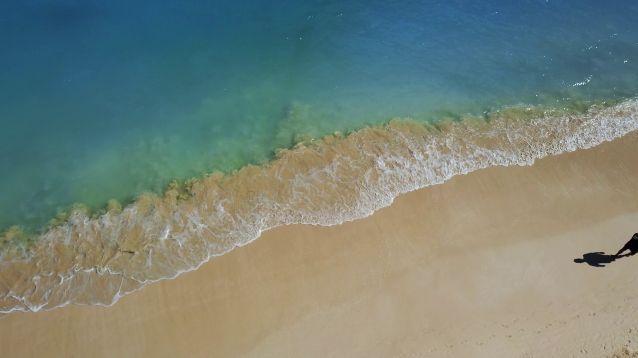 夏威夷兰尼凯海滩的温和海浪视频素材