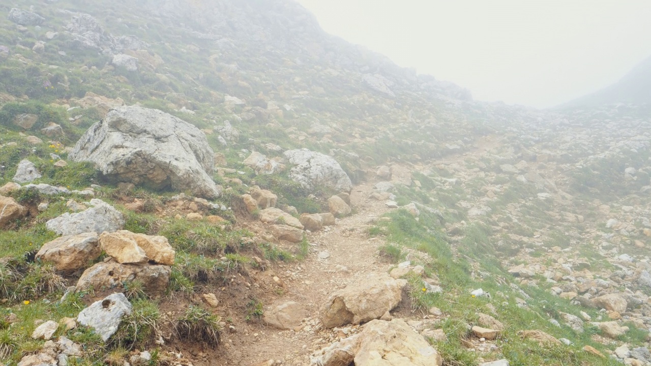 狭窄的小路，山峰的石头。视频素材