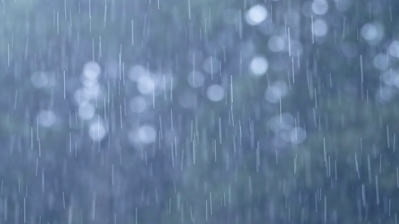 近距离的雨，雨季的雨在可怕的潮湿恶劣天气的热带风暴，典型的热带气候在哥斯达黎加，中美洲，蓝色背景视频素材