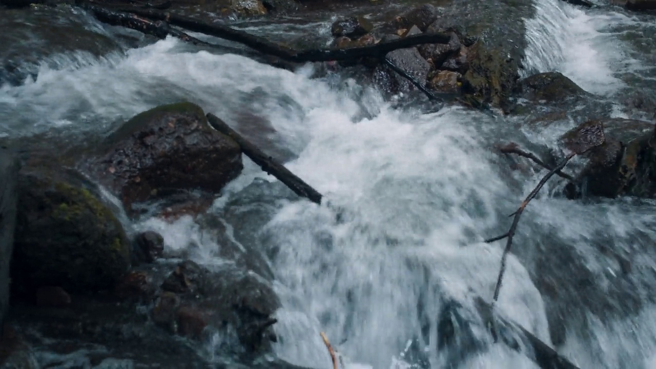 山河水面清澈的溪水在山河中翻腾视频素材