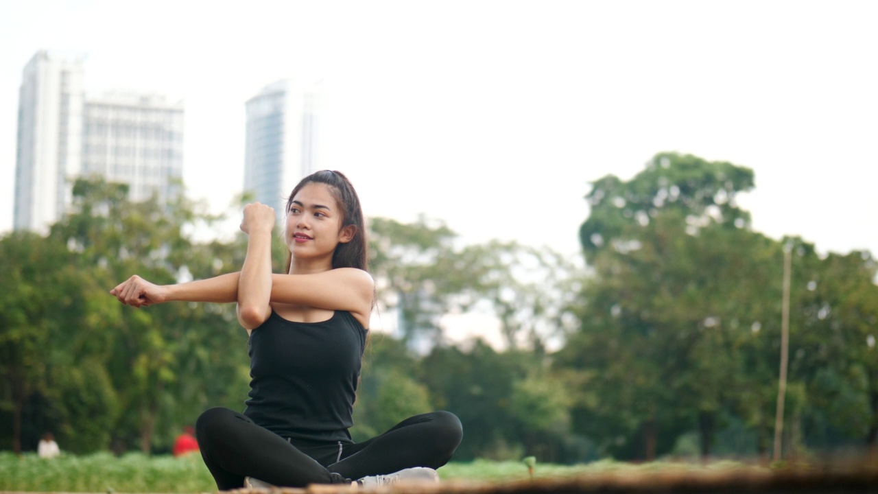 年轻的亚洲女性族群练习瑜伽视频素材