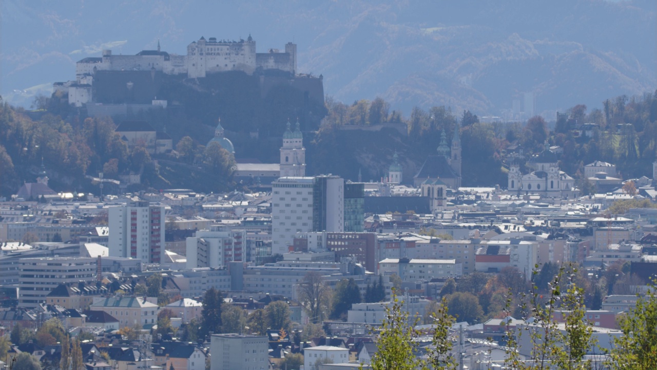 萨尔茨堡的城市景观与Hohensalzburg堡垒视频素材