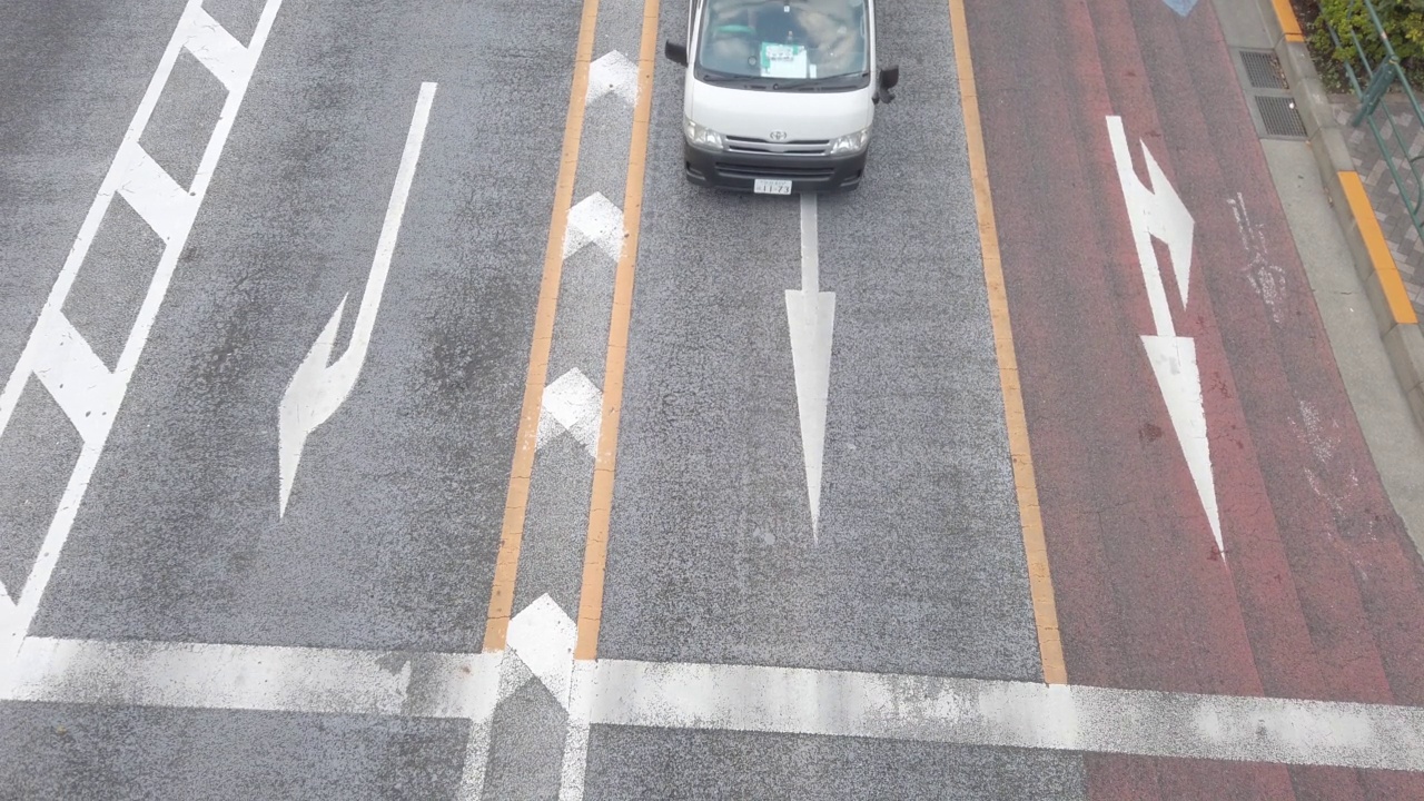 道路上的交通箭头标志视频素材