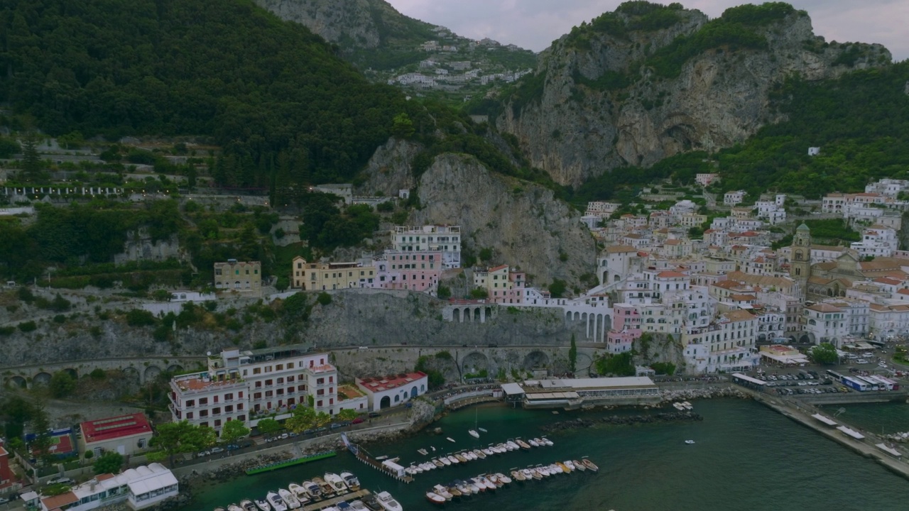 航拍到的沿着海岸高岩壁建造的一排排房屋。旅游目的地的旅游地标。意大利阿视频素材