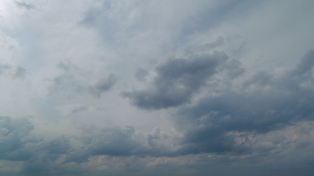 蓬松的云，天空，大气。蓬松蓬松的白云。云天景。视频素材