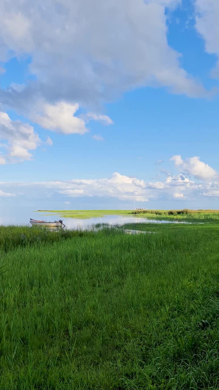 夏天在波罗的海海浪上的渔船视频素材