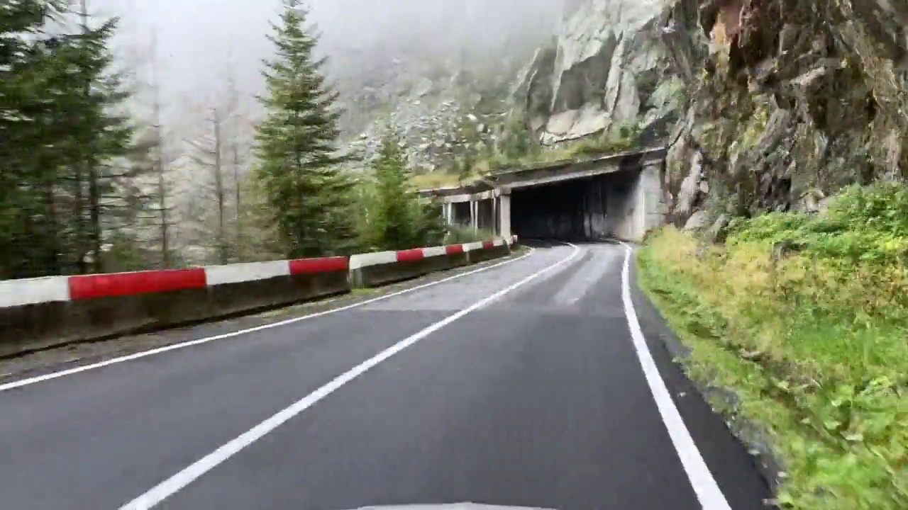 在大雾中在山路上开车的电影场景。视频下载