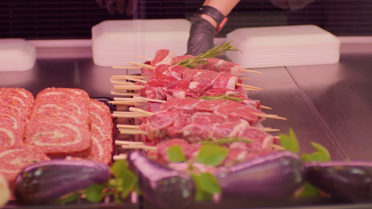 超市橱窗里的羊肉串。视频素材