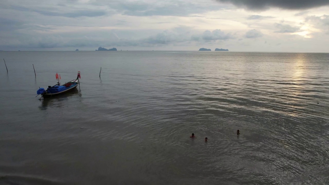 从空中俯瞰，孩子们在海浪中玩耍视频素材