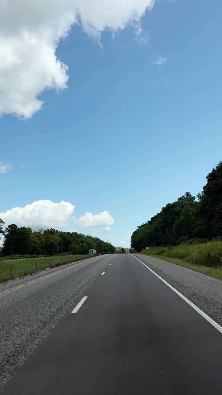 在一个阳光明媚的下午，沿着田纳西州的I-40州际公路行驶的垂直视频汽车视角拍摄视频素材