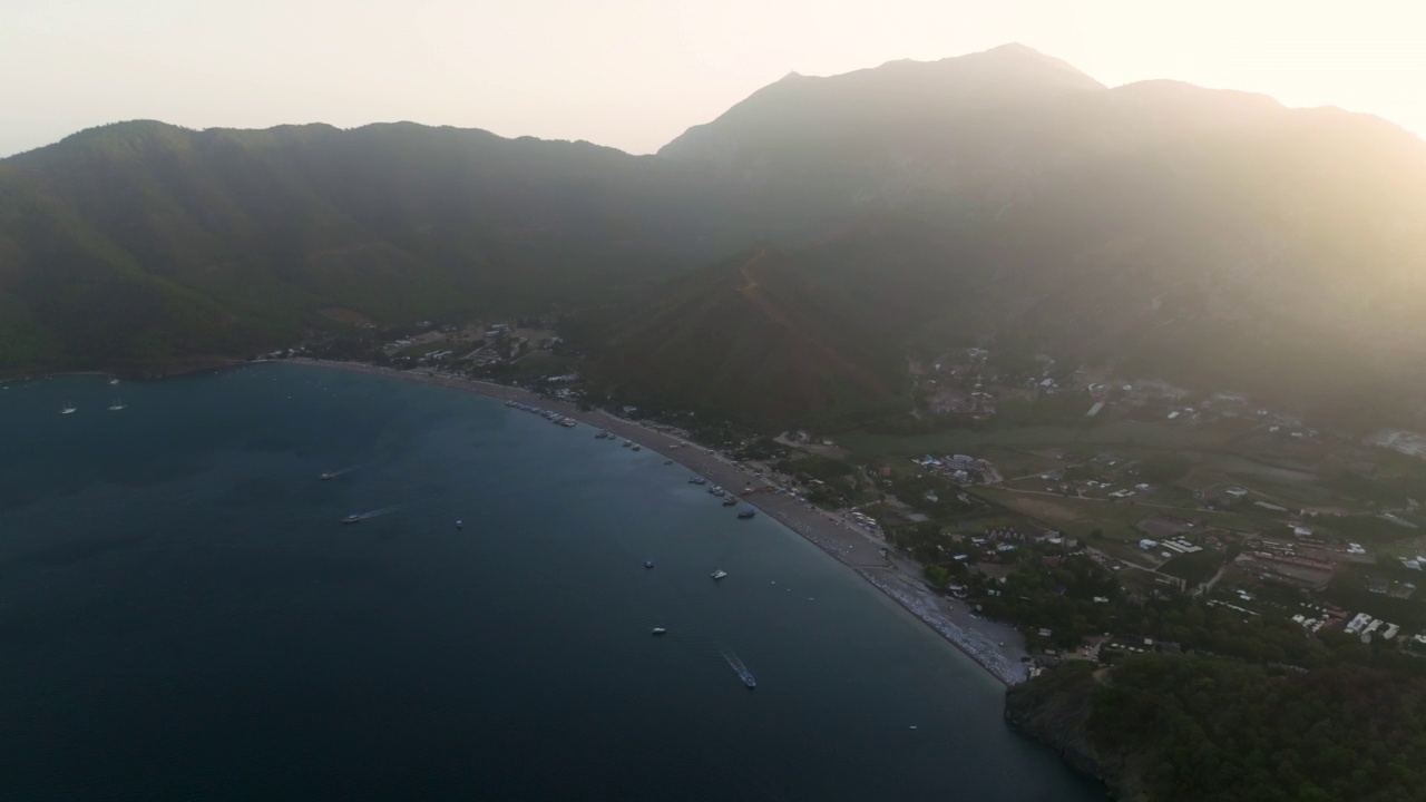 落日鸟瞰图安塔利亚阿德拉桑海滩，落日海滩鸟瞰图，热门旅游目的地，阿德拉桑湾鸟瞰图视频素材