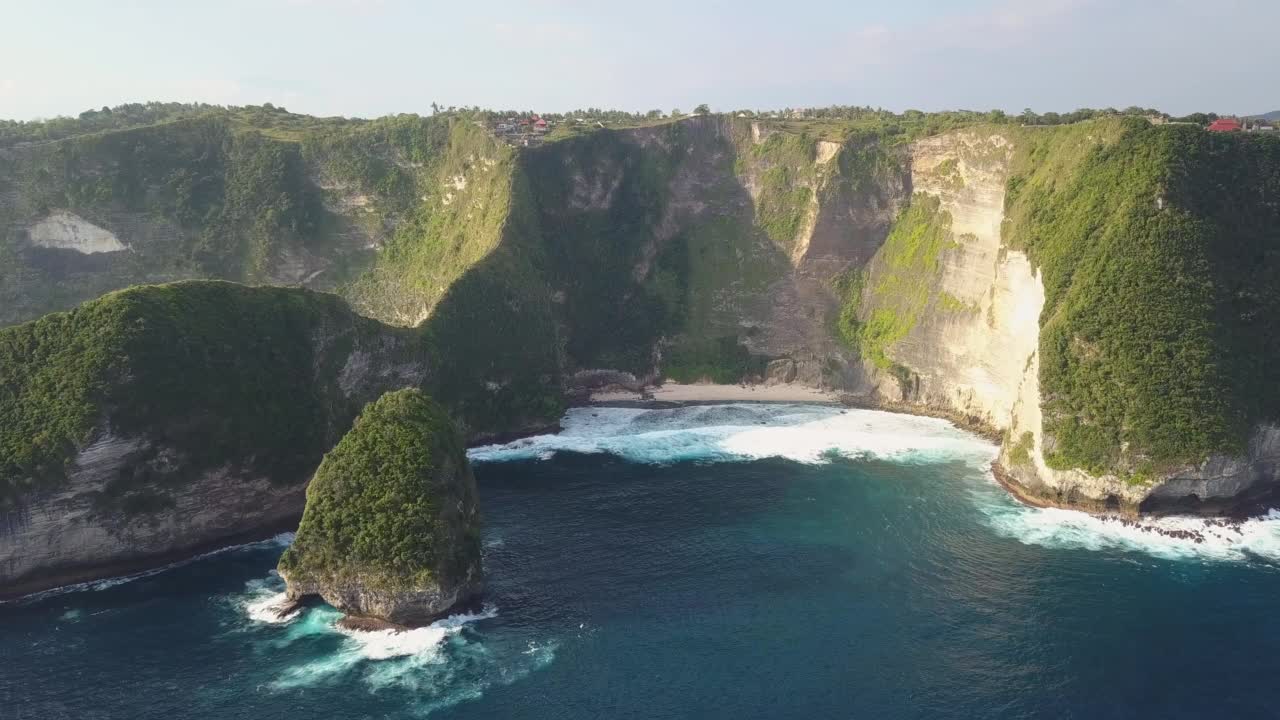 引人注目的无人机拍摄的著名的科林金海滩，霸王龙海滩，在印度尼西亚巴厘岛的努沙佩尼达。它以惊人的悬崖而闻名。用旋转动作拍摄。视频素材