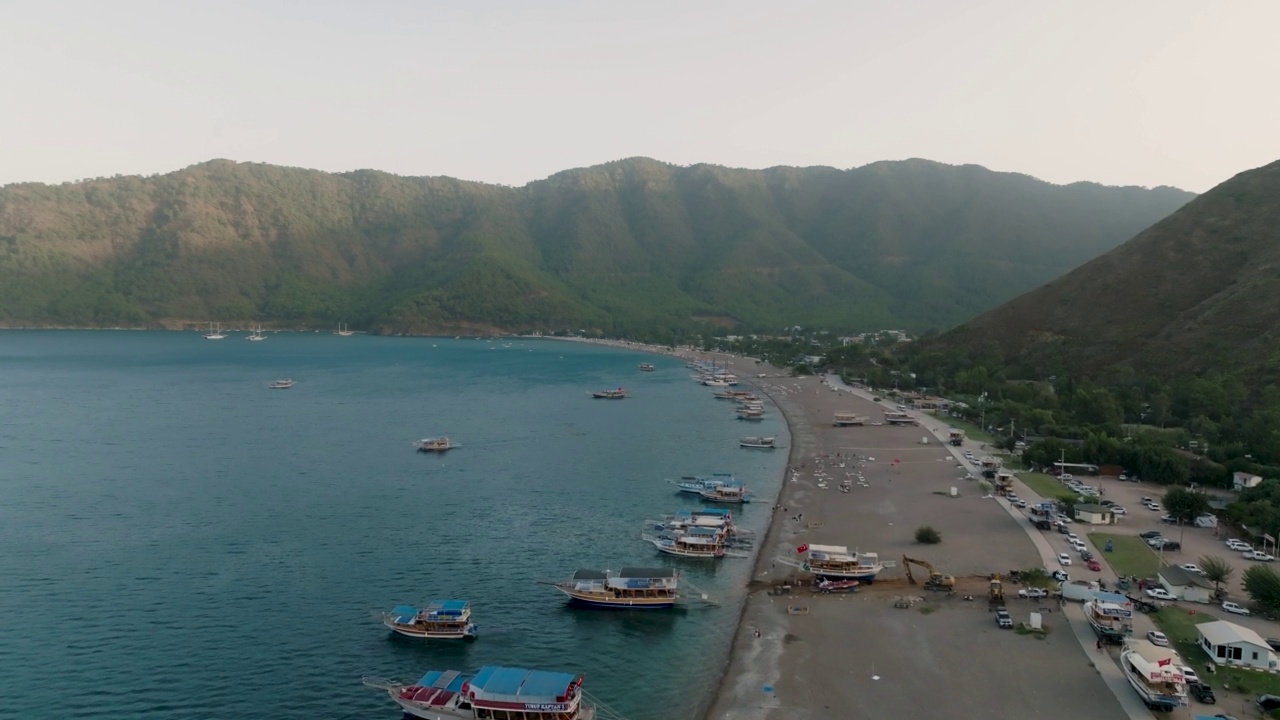 落日鸟瞰图安塔利亚阿德拉桑海滩，落日海滩鸟瞰图，热门旅游目的地，阿德拉桑湾鸟瞰图视频素材