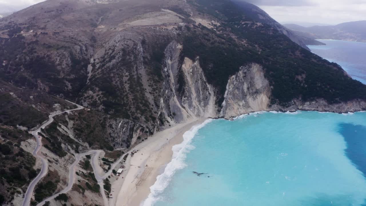 默托斯海滩——独特的绿松石水地标海滨，明亮的白色鹅卵石常被称为希腊最好的海滩之一。希腊，凯法罗尼亚岛，4K鸟瞰图。视频素材