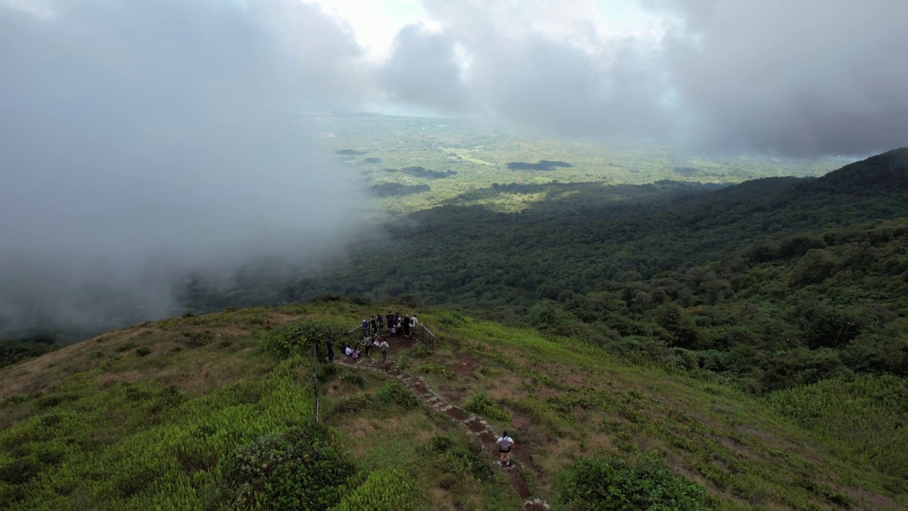 尼加拉瓜旅游主题。游客在观赏火山视频素材