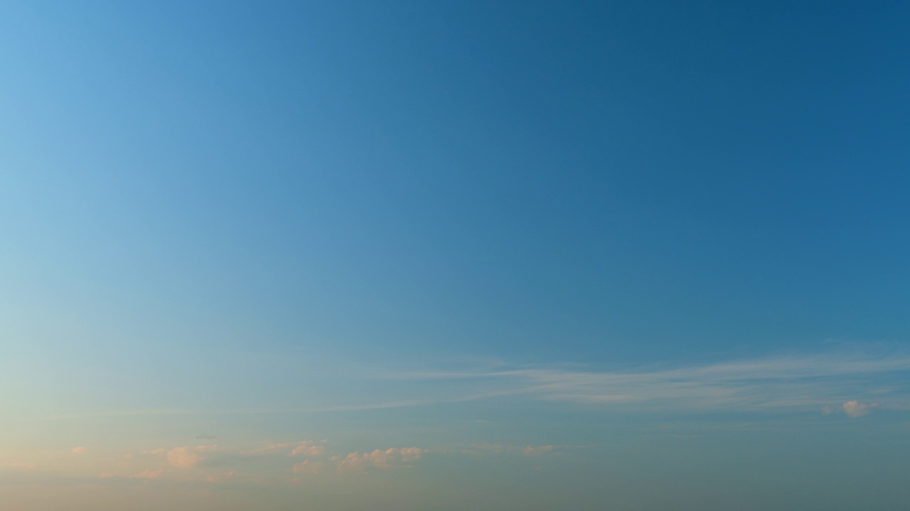 蓬松的分层云天空大气。蓬松蓬松的白云。形成云天景。间隔拍摄。视频素材