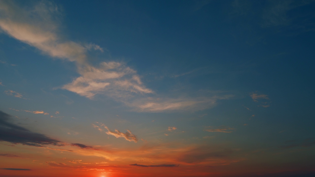 夏日的天空在日落与卷积云。热带夏季阳光下的云景。间隔拍摄。视频素材