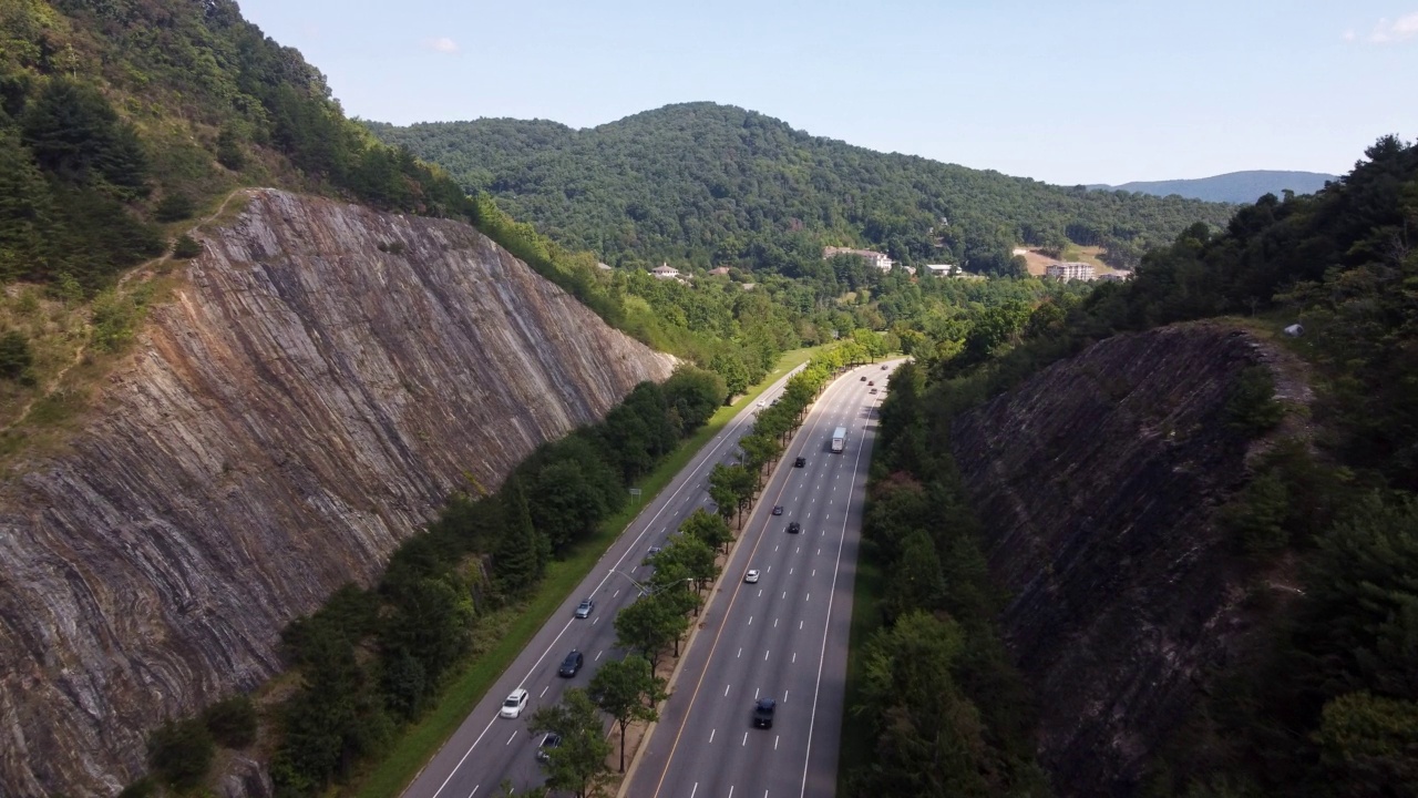 在北卡罗莱纳州阿什维尔附近的240州际公路上，一辆大钻机半挂车的高架视图视频素材