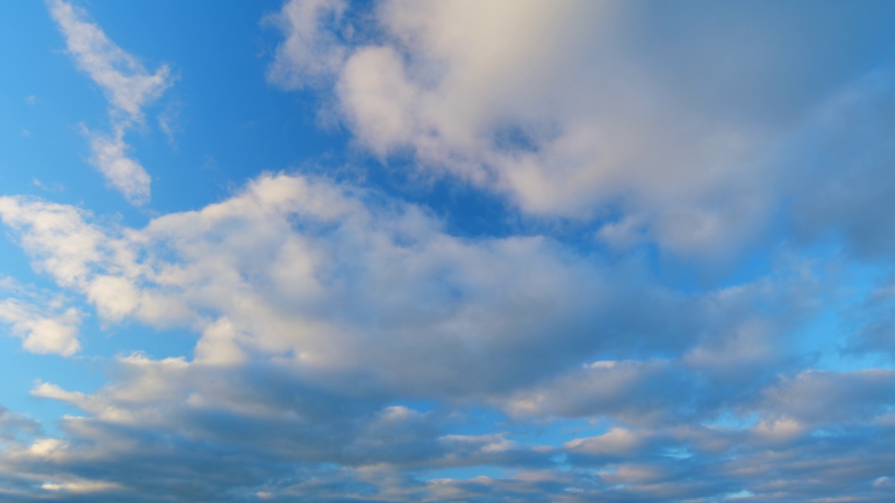 强烈的戏剧性的全景日落。抽象不同的阴影云在日落天空的背景。间隔拍摄。视频素材