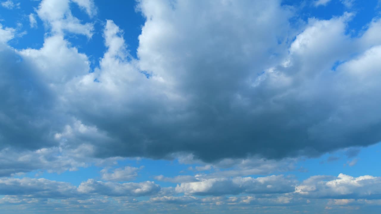 雷云在雨前或雨后的时间。黑暗的风暴云改变了形状。时间流逝。视频素材