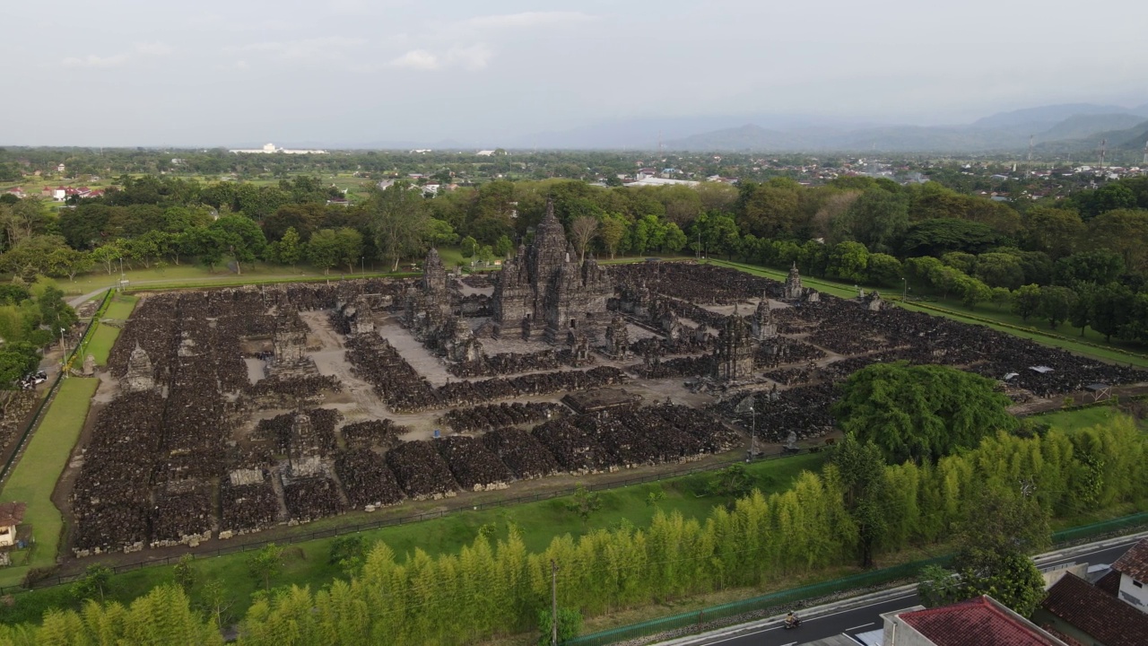 Candi Sewu寺庙鸟瞰图，它是印度尼西亚普拉姆巴南印度教寺庙的一部分视频素材