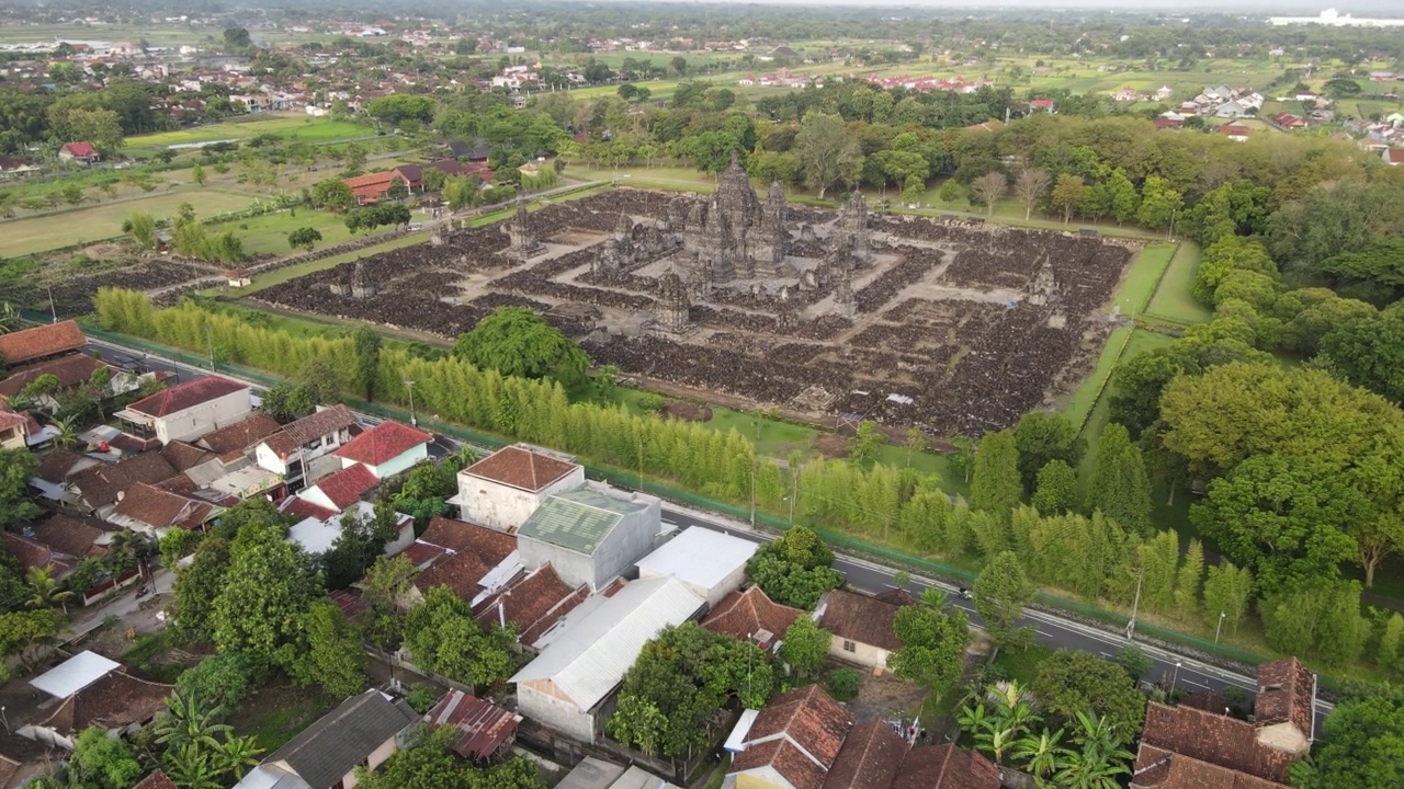 Candi Sewu寺庙鸟瞰图，它是印度尼西亚普拉姆巴南印度教寺庙的一部分视频素材