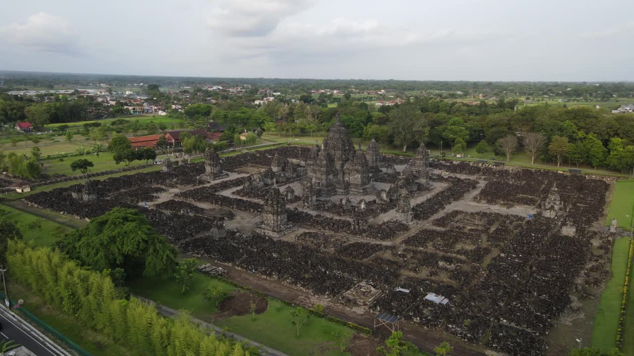 Candi Sewu寺庙鸟瞰图，它是印度尼西亚普拉姆巴南印度教寺庙的一部分视频素材