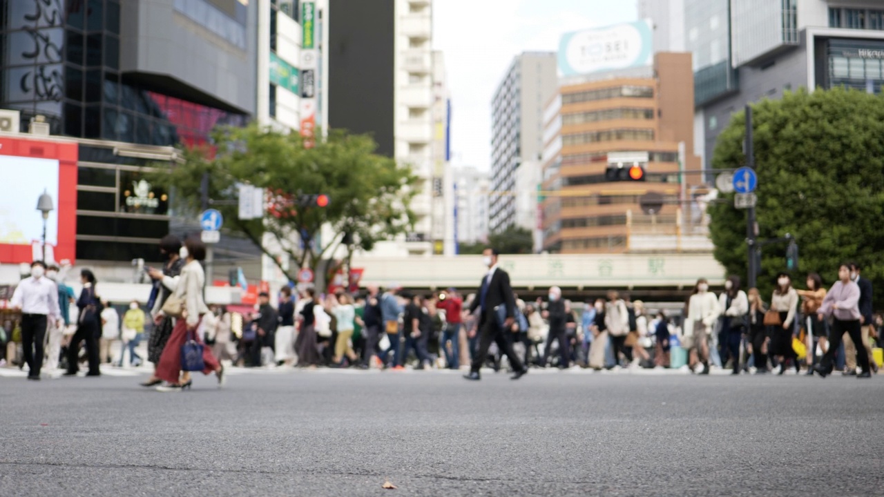 4K慢模糊。日本东京，行人在涩谷十字路口过马路视频素材