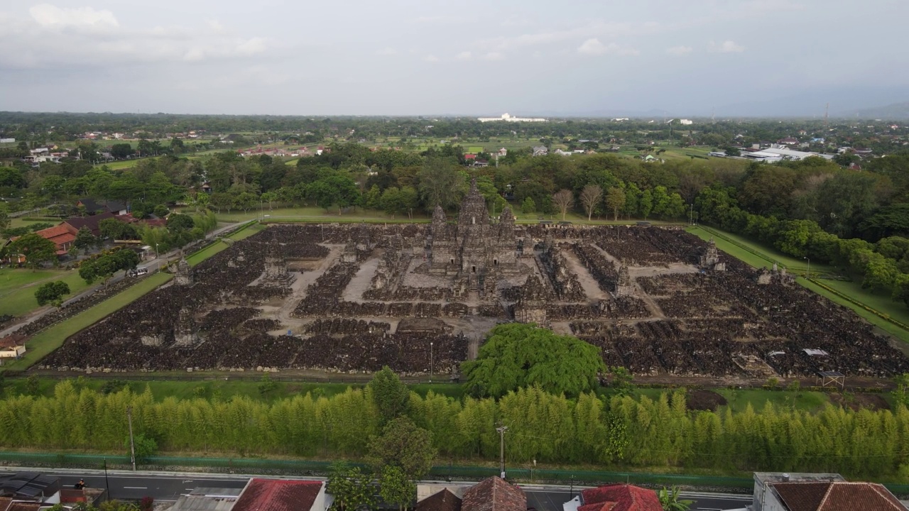 Candi Sewu寺庙鸟瞰图，它是印度尼西亚普拉姆巴南印度教寺庙的一部分视频素材