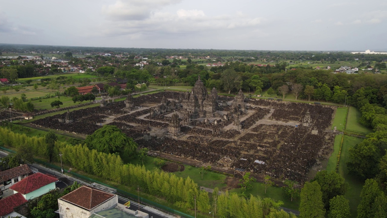 Candi Sewu寺庙鸟瞰图，它是印度尼西亚普拉姆巴南印度教寺庙的一部分视频素材