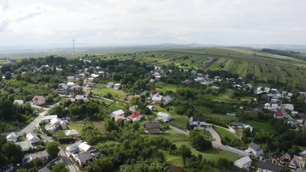 鸟瞰美丽森林中的现代建筑视频素材