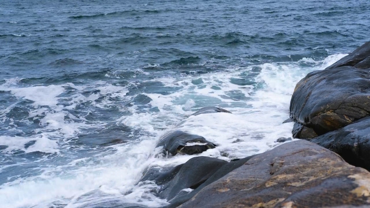 海浪击打海岸岩石，水花四溅，滴落，4K。海上冲浪。海浪撞击着岩石。海上风暴视频素材