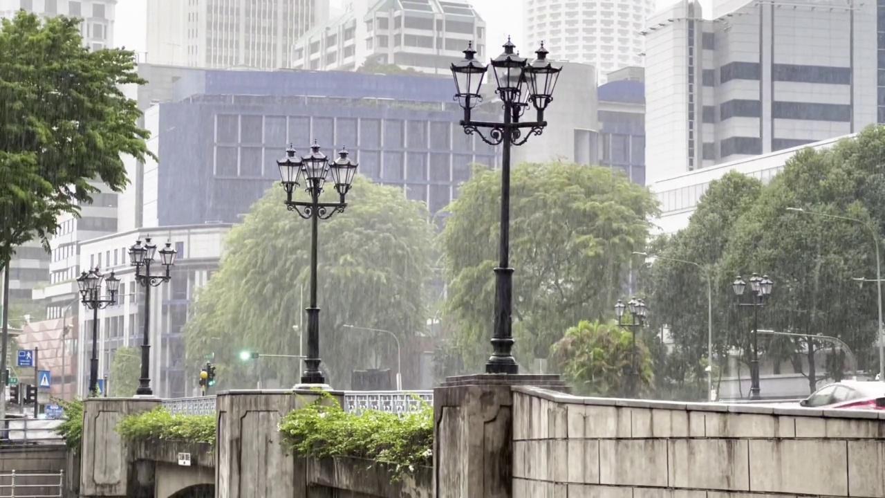 新加坡河畔的雨天。视频素材