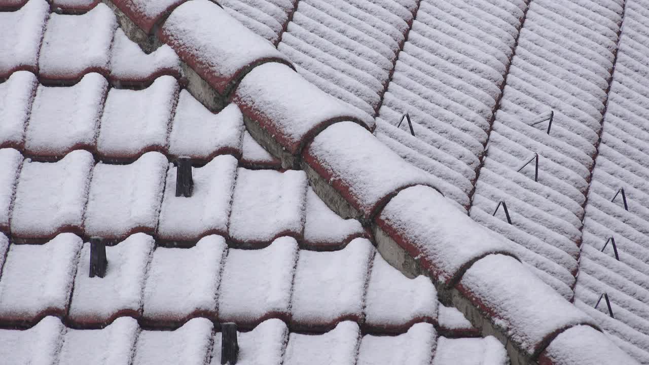 冬天早晨屋顶上的雪视频素材