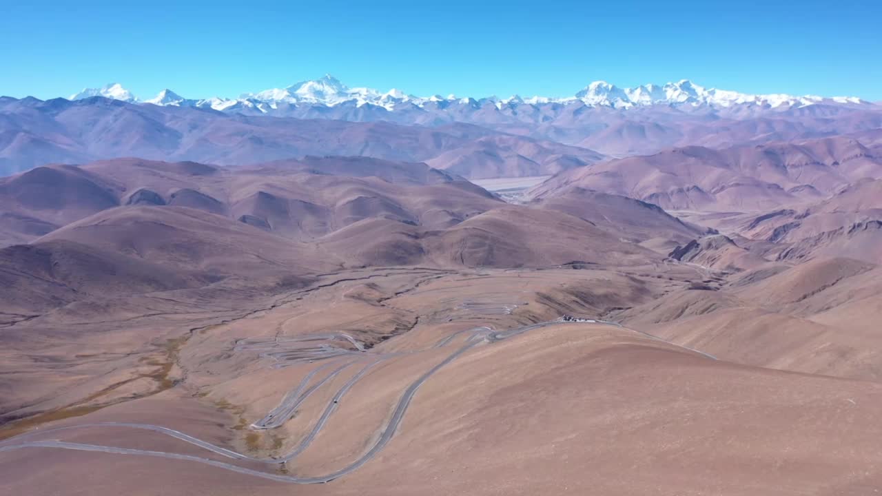 中国西藏的喜马拉雅山脉和高速公路鸟瞰图。视频素材