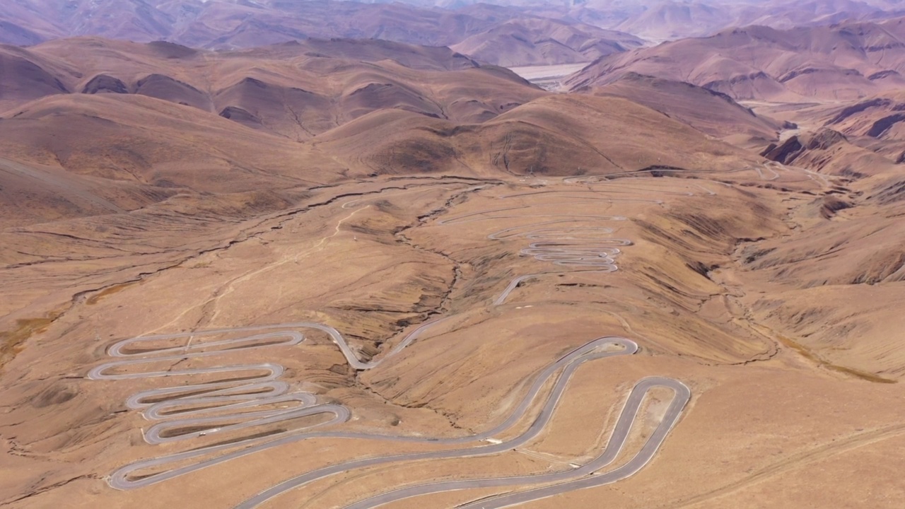 中国西藏高速公路和喜马拉雅山的鸟瞰图。视频素材