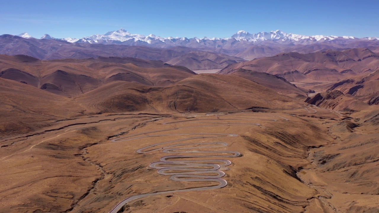 中国西藏高速公路和喜马拉雅山的鸟瞰图。视频素材